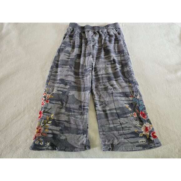 Johnny Was Wide Leg Sweatpants Blue Camo Size Medium Floral Embroidered Crop - Picture 1 of 8
